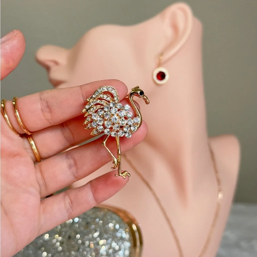 ⚜️🦩 Elegant Gold Flamingo Brooch with Crystals 💎💕